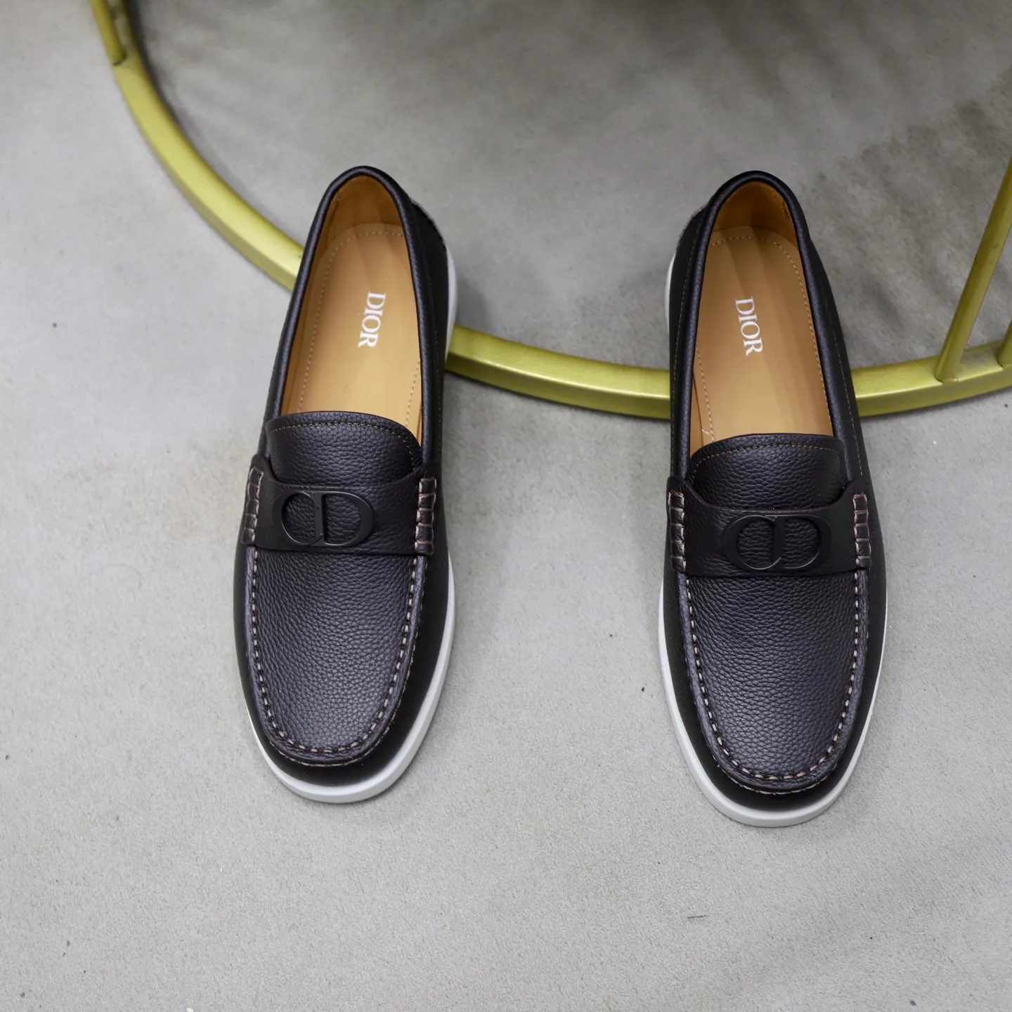 Ex-factory price: 560🙅‍♂️🙅‍♂️🙅‍♂️ Brand: Dior DIOR Standard code: Men's code 38/44 (45 can be customized) Grade: Same as the official website Material: Original cowhide stitching, cowhide lining, original TPU wear-resistant soft outsole Style categories: Leisure and sports version, footwear for driving, young fashion, European and American trends, British style Color: actual picture color